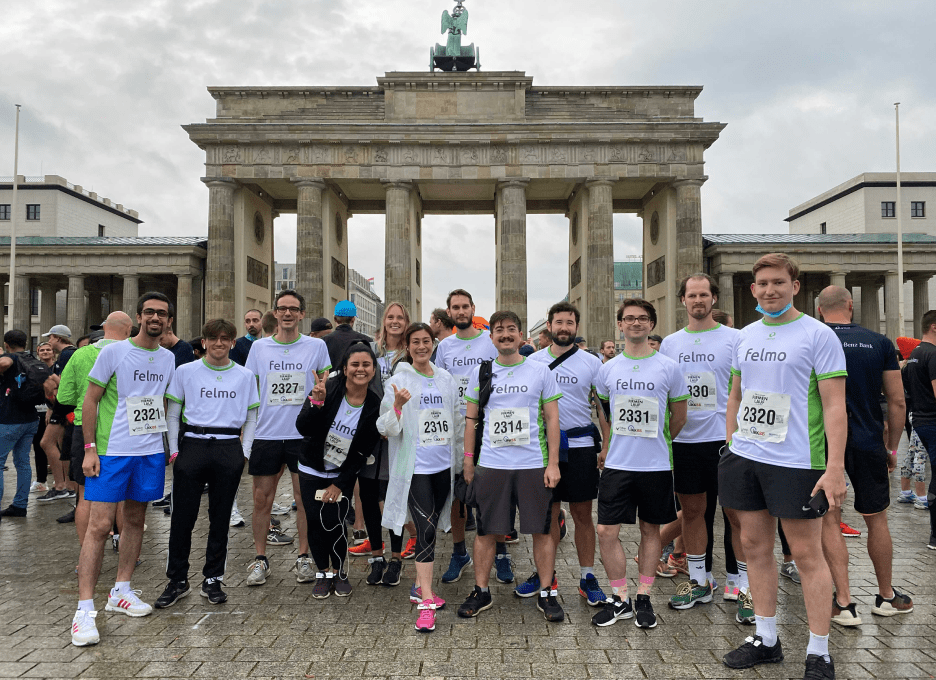 Gruppenfoto der felmo Mitarbeiter beim Firmenlauf in Berlin